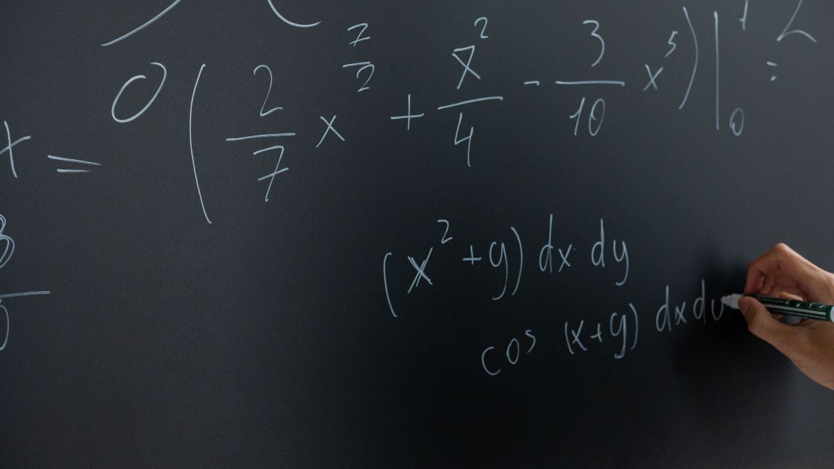7 Rekomendasi Website Pemecah Soal Matematika Gratis Berbasis AI Terbaik